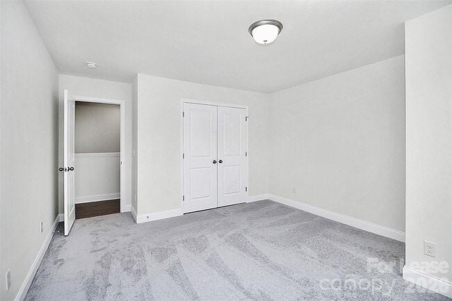 Building Photo - 6029 Mariemont Cir