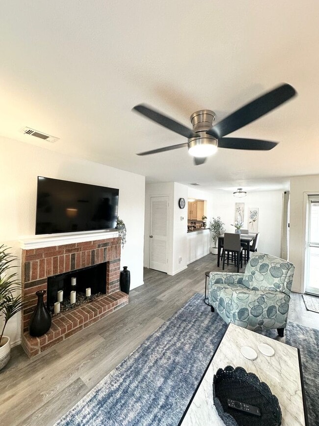 Building Photo - 1 Bedroom 1 Bath Fully Furnished Ready To ...