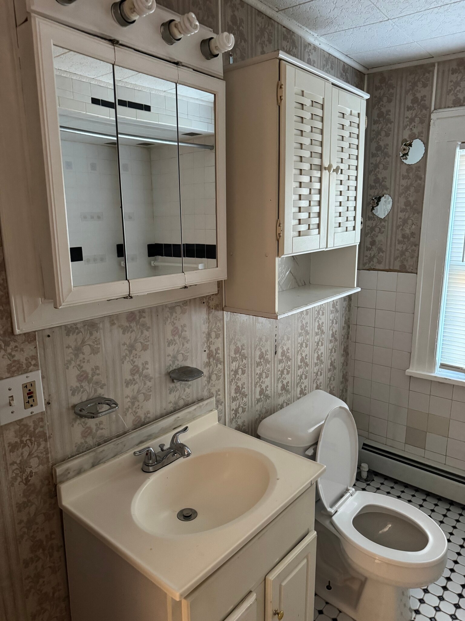 Full Bathroom - 476 E 33rd St
