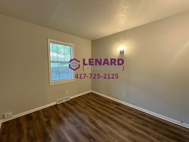 Building Photo - Spacious Home Ready For Move In!