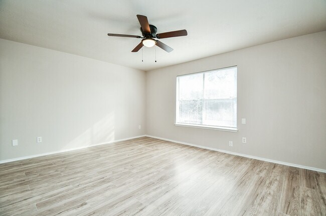 Building Photo - 11659 Evesborough Dr