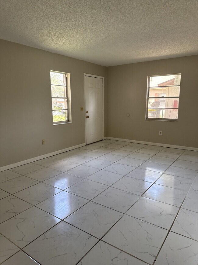 Building Photo - 2 bedroom 1 bath unit available for immedi...