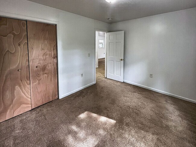 Building Photo - 4 Bed / 2 Full Bath Two-Story Home — Covered Front Porch, Detached Garage, Central Air