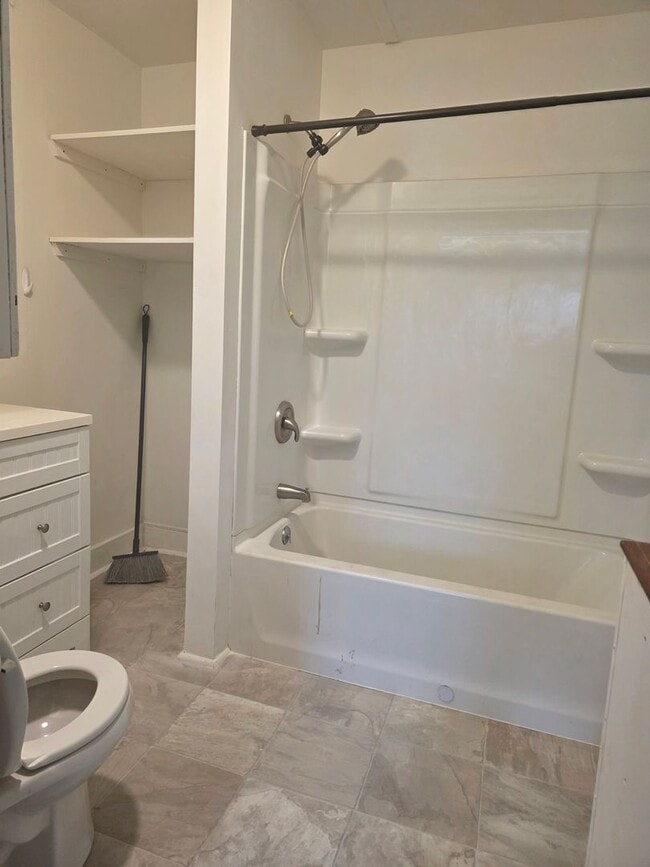 Building Photo - 397 Upper Oakwood Ave