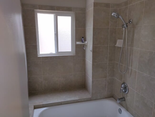 upstairs shower/tub - 10709 Portobelo Dr