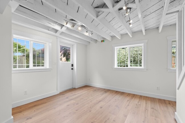 Building Photo - 5Bd/2Ba Seattle Home