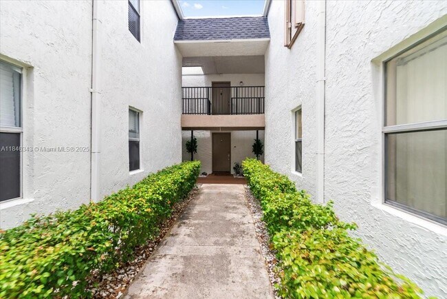 Building Photo - 2820 Riverside Dr