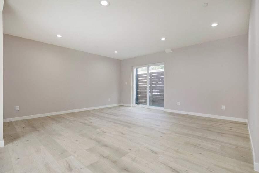 Building Photo - 15557 Wyandotte St