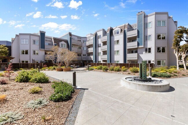 Building Photo - Luxury & Bright Top-floor in one of the sa...