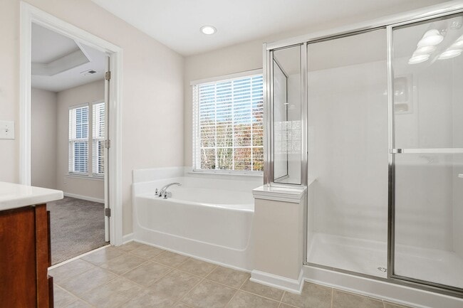 Building Photo - STUNNING TOWNHOME-AVAILABLE FOR IMMEDIATE ...