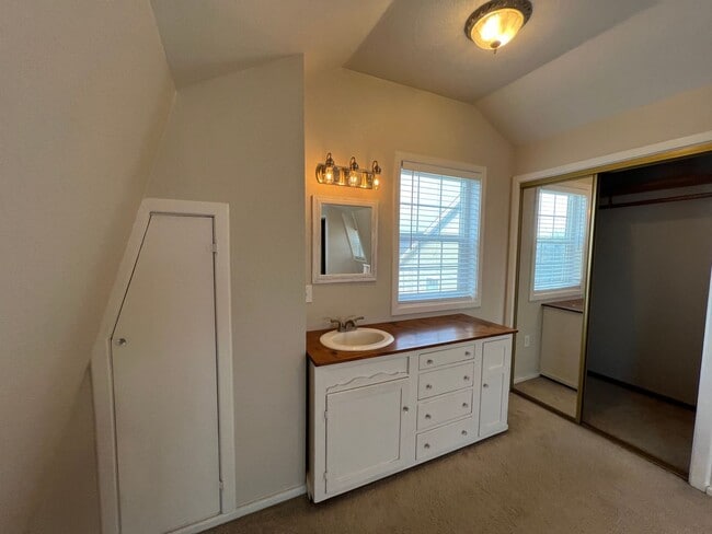 Building Photo - Nostalgic 3-bedroom Farmhouse in Hughson!