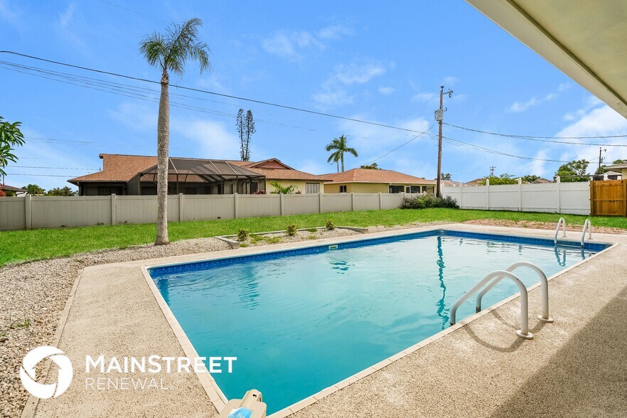 Building Photo - 605 SE 35th St