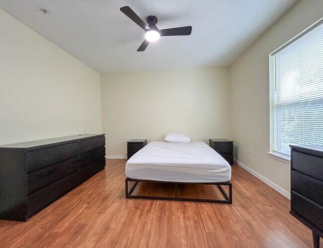 Building Photo - Beautiful Room for Rent in a 4/4 Unit - University Terrace West 511-D