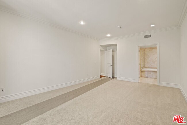 Building Photo - 2306 Fox Hills Dr