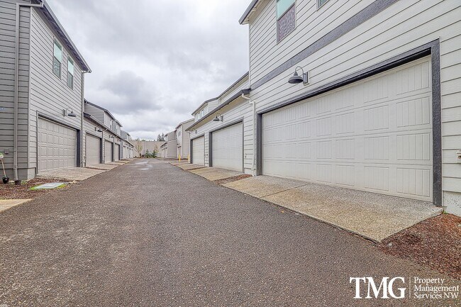 Building Photo - 3 Bed 2.5 Bath Townhome on a Corner Lot in...