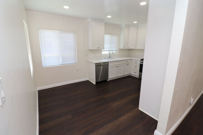Building Photo - 468 N Cypress St
