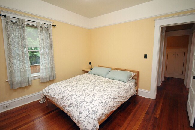 Building Photo - Delightful Remodeled Alberta Arts 3 Bed/2 ...