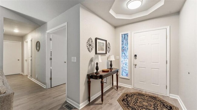 Building Photo - 9 E Elvendon Dr