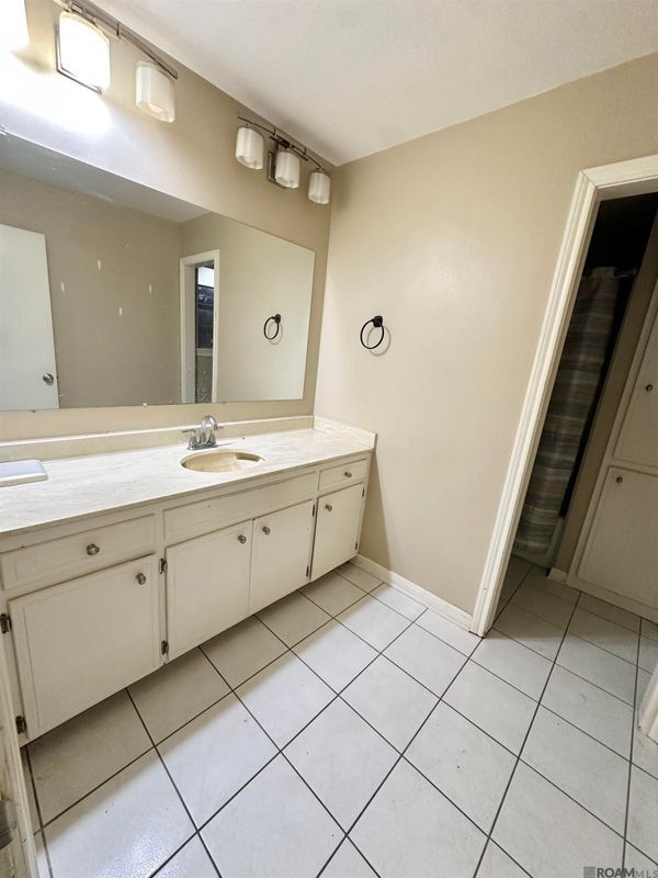Building Photo - 3572 Madeira Dr
