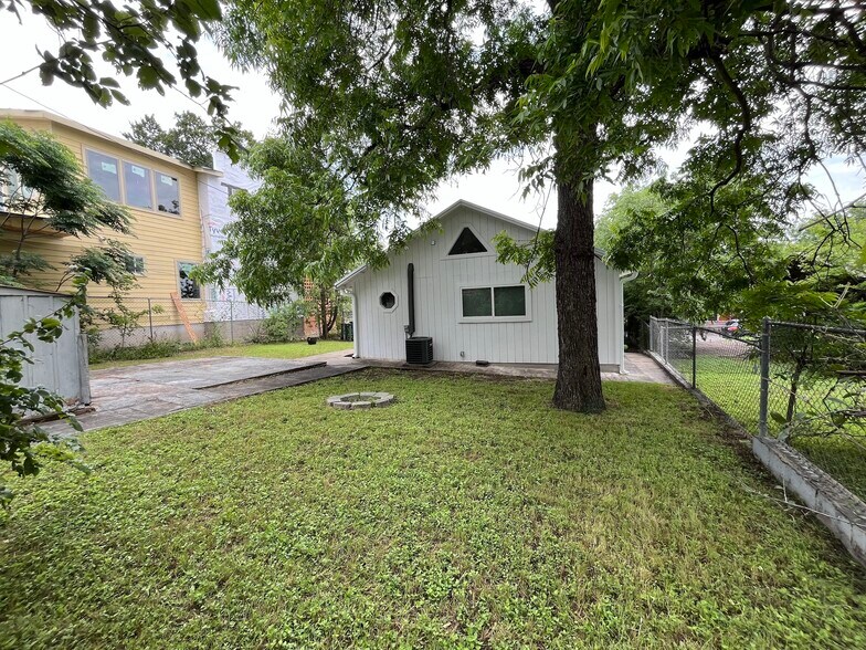 Building Photo - 1904 E 10th St