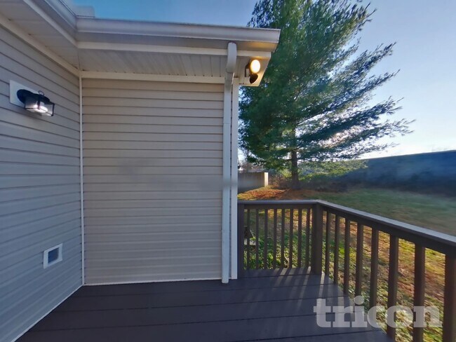 Building Photo - 121 Willowleaf Ln