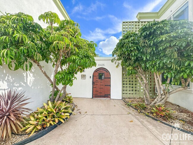 Building Photo - Beautiful 2B 1BA Condo w/ Reserved Parking and Wall AC!