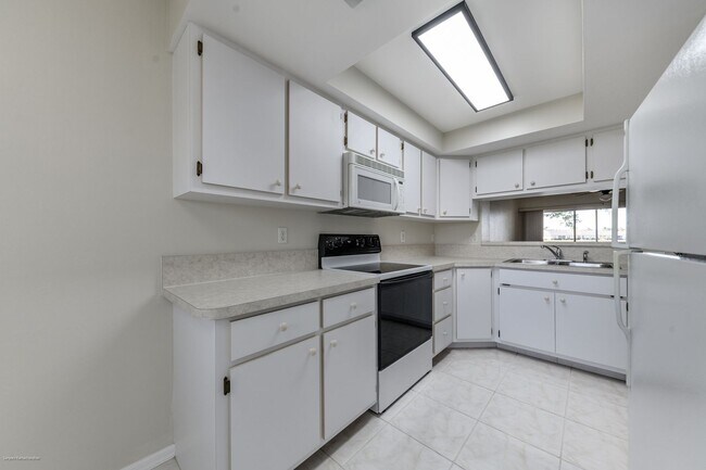 Building Photo - PRICE DROP!! UNFURNISHED ANNUAL RENTAL. CL...