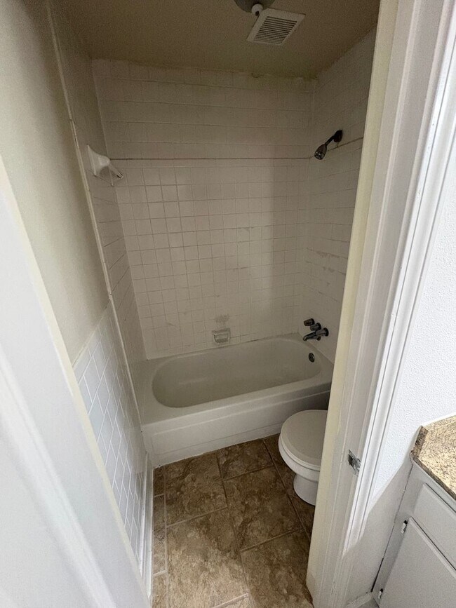 Building Photo - 2 Bedroom 1 Bath Apartment Close to Campus! Available Now!