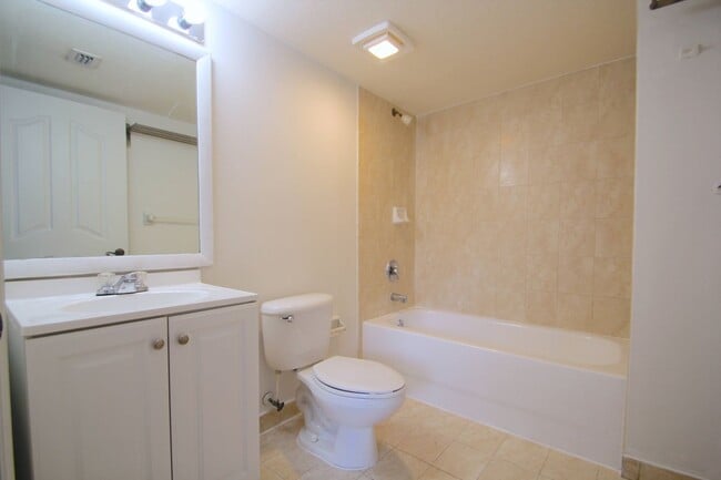 Building Photo - Modern 1-Bedroom 1-Bathroom with a den, centrally located in Miami