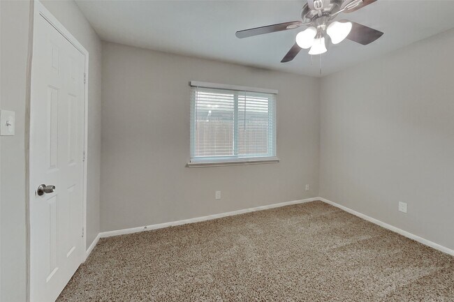 Building Photo - 2815 Fox Mountain Dr