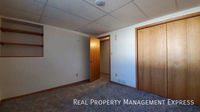 Building Photo - 3 Bed 3 Bath Home with 2 Stall Attached Ga...