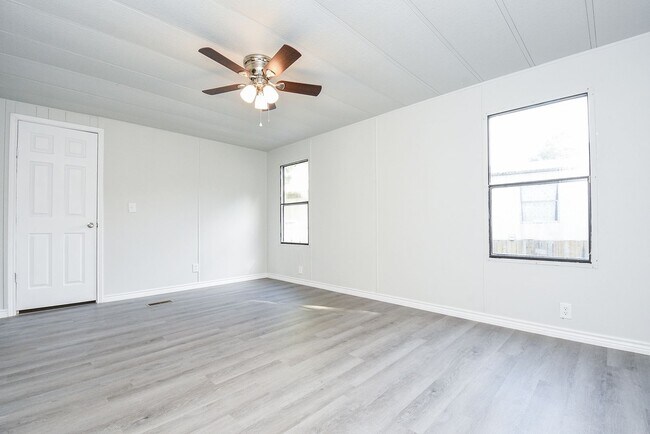 Building Photo - Cozy Roy Harris Loop mobile home