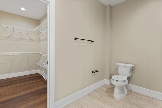 Building Photo - 5424 Delmar Ct