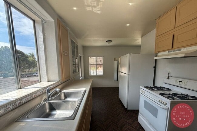 Building Photo - Charming 1-Bedroom Upstairs Unit Near San ...