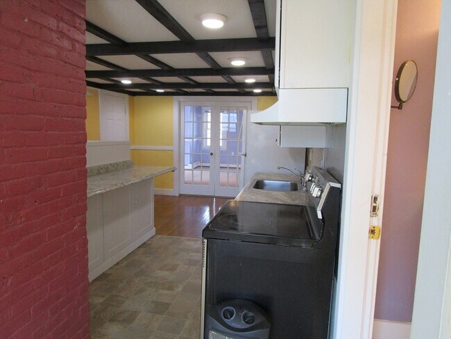 Building Photo - 216 Irving St