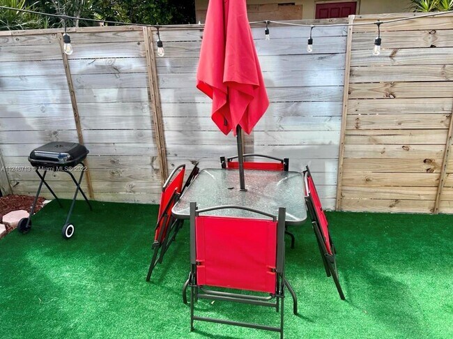 Building Photo - 2724 SW 34th Ct