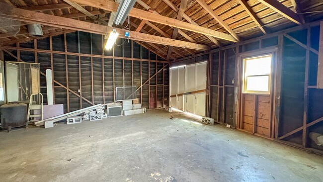 Building Photo - 3-Bed, 2-Bath Single Story Home with Big Y...