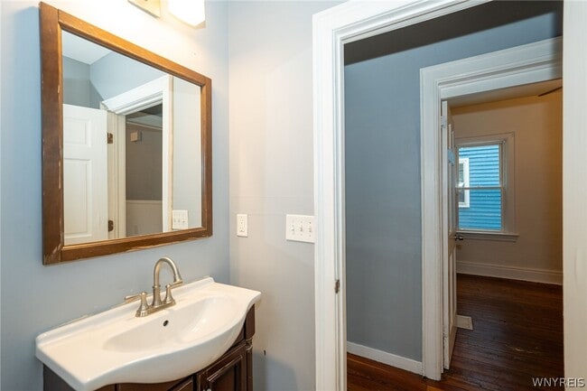 Building Photo - 11 Hoyt St