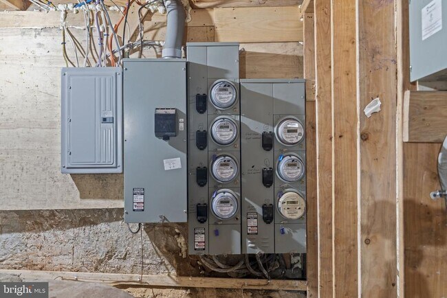 Building Photo - 5237 Chester Ave