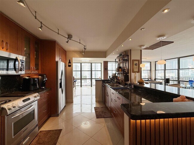 Building Photo - 800 Parkview Dr