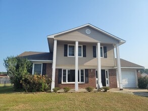 Building Photo - New to the Rental Market!  3 Bdrm/ 2.5 Bath Tri-Level Home! Located in Quiet Neighborhood!