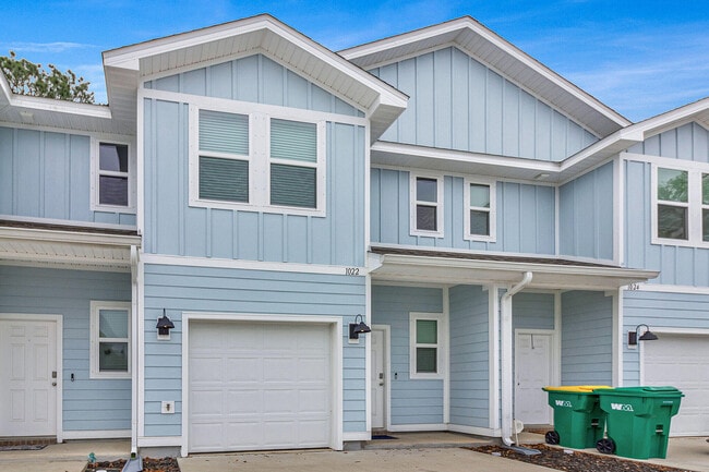 Building Photo - 1022 McLaren Cir