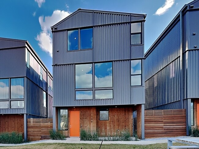 Building Photo - 109 Forest Star Dr