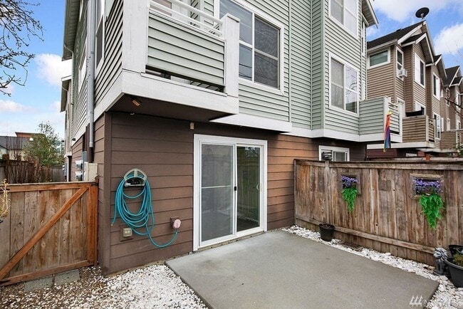 Building Photo - 3 bedroom / 2.5 bathroom townhome in West Seattle's Highland Park.