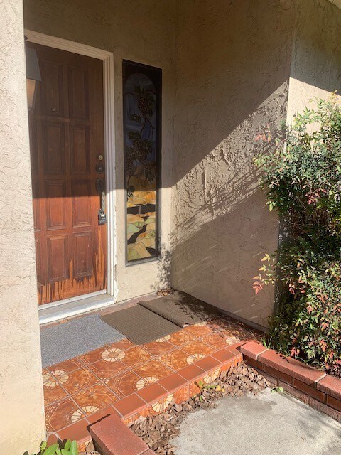 Building Photo - Charming 3 bedroom/2.5 bath Home - Call to schedule an appointment/Repairs in progress - Availabl...