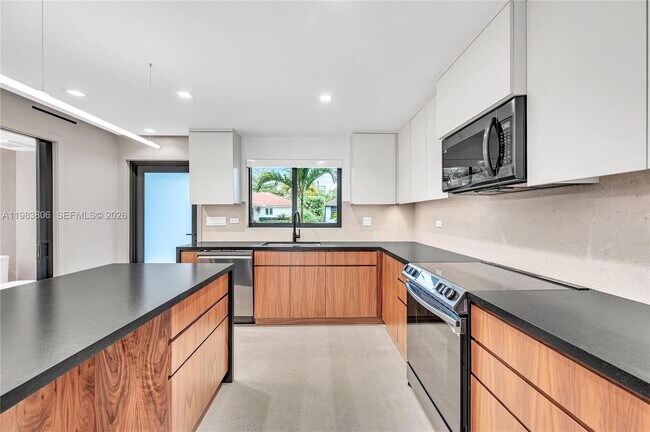 Building Photo - 2211 NE 122nd St