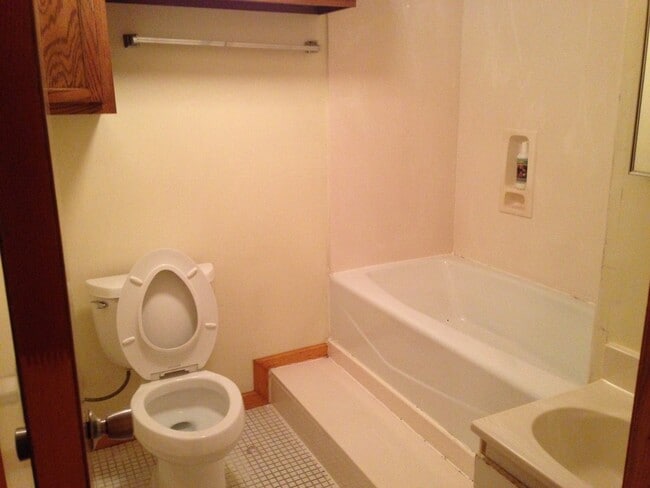 Building Photo - Beautiful tri level home