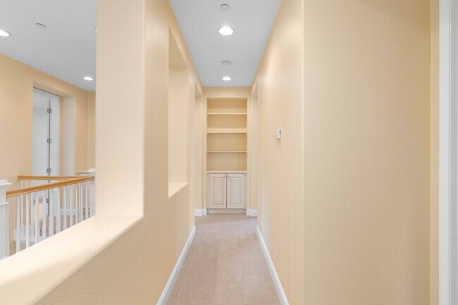 Building Photo - Spacious 3 Bedroom, 3 Bathroom Home with P...