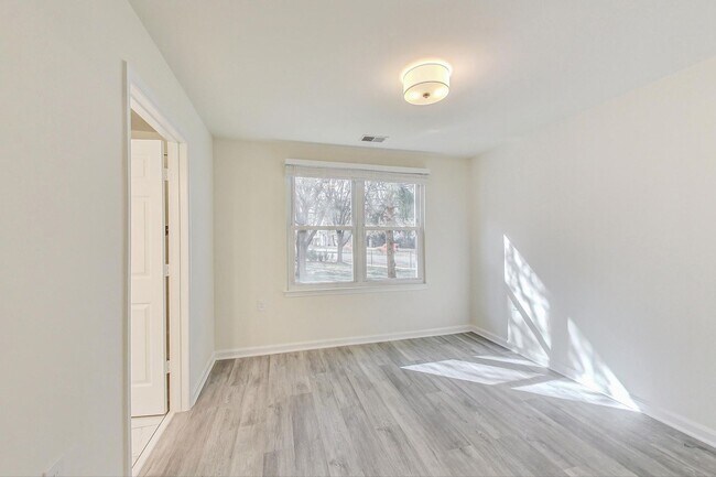 Building Photo - Beautiful - Ground Floor 3/2 condo in Rockville