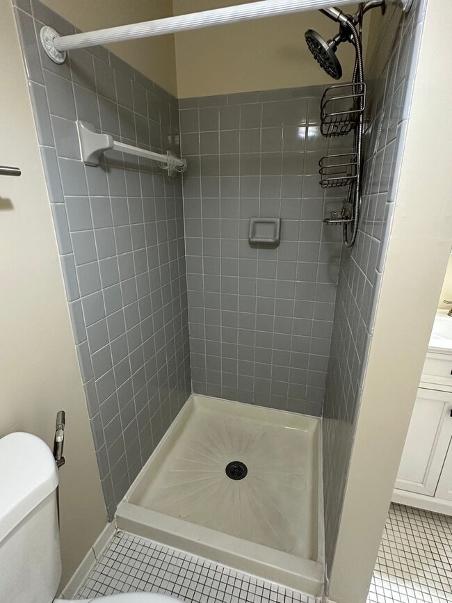 Building Photo - Beautifully remodeled 3-bed 2.5-bath Townh...